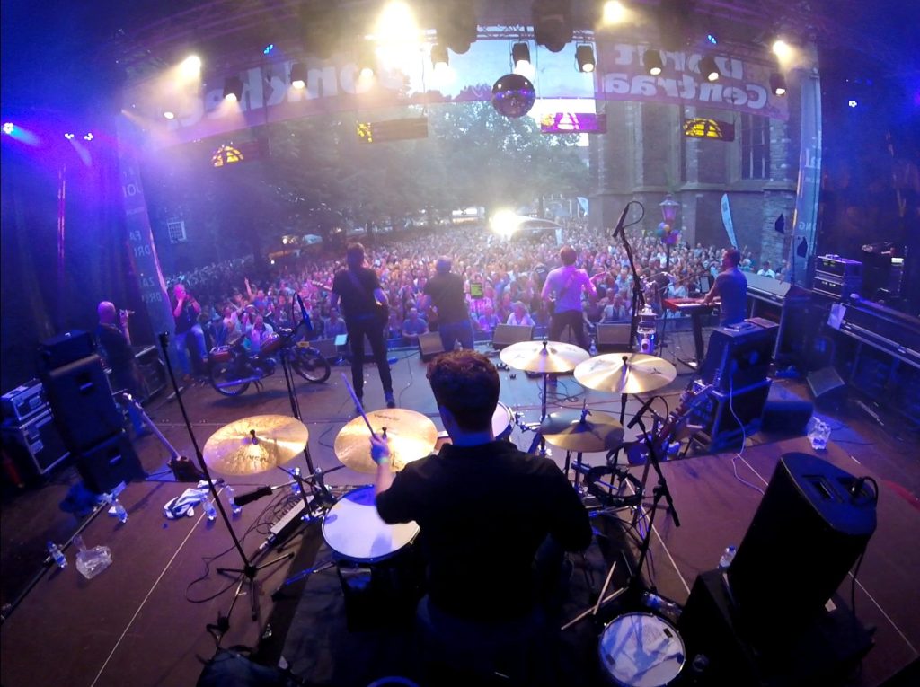 Uitzicht vanaf de drums van Skeftum over een vol publiek