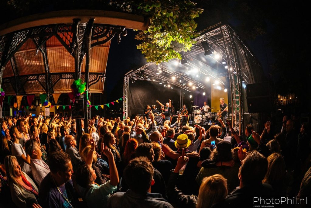 Skeftum op een openluchtpodium voor een groot publiek