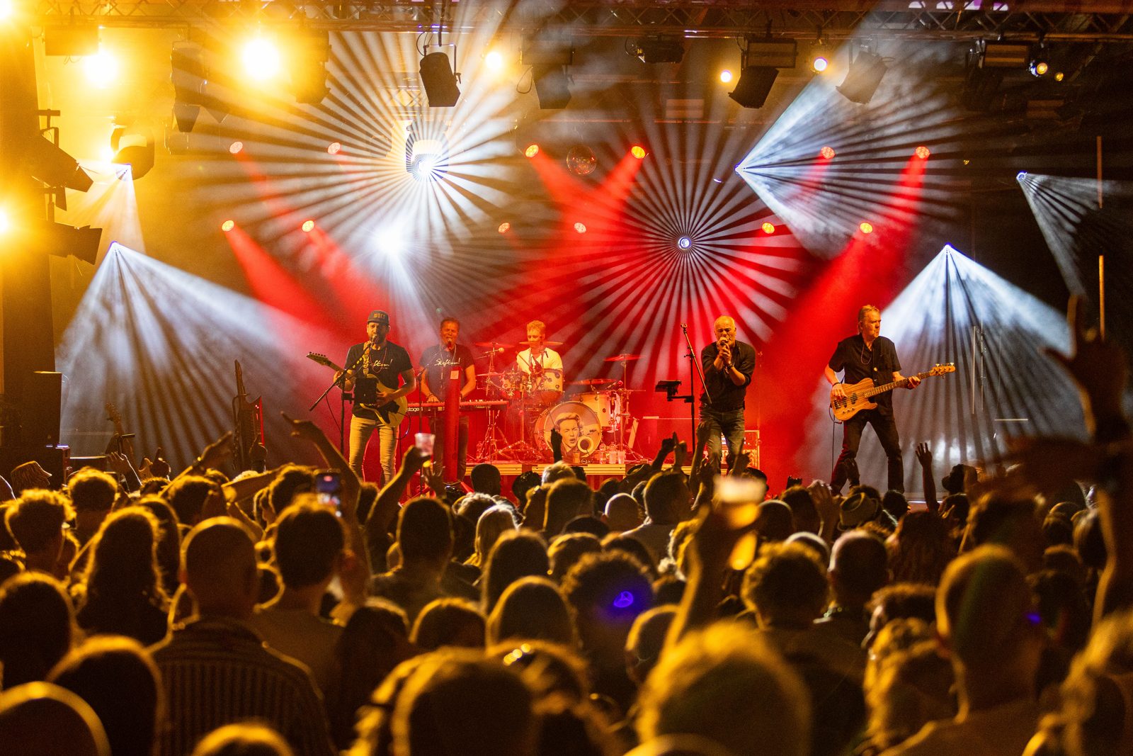 Skeftum live op Big Rivers in rood licht met een lichtshow